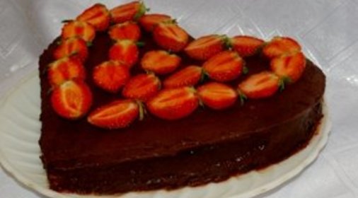Торт шоколадный с клубникой