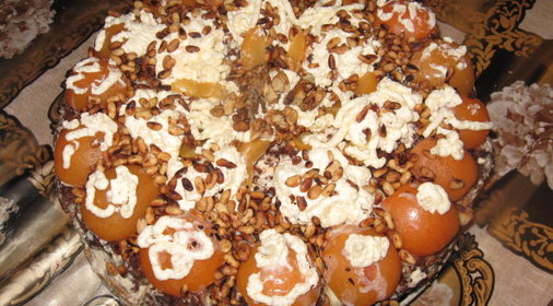 Фруктовый торт с шоколадными орешками