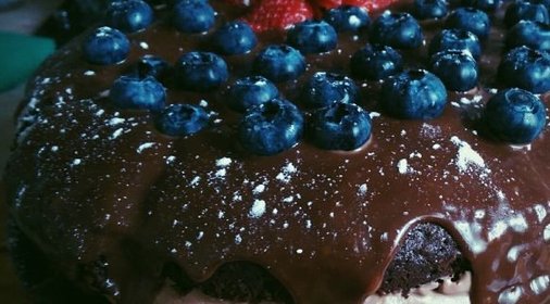 Шоколадный торт с ягодами