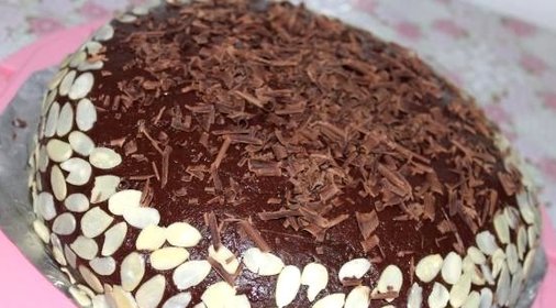 Шоколадный торт с кремом