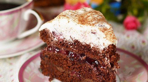 Шоколадный торт с вишней