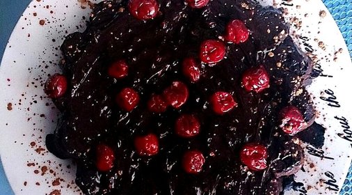 Шоколадный торт с вишней и кофе
