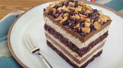 Шоколадный торт с арахисовой пастой