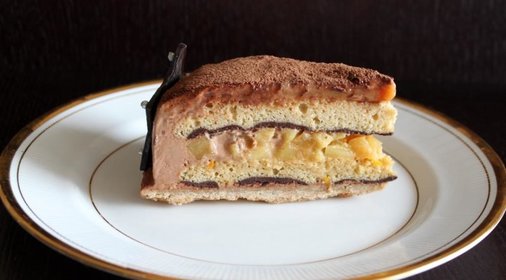 Шоколадный торт с пряными яблоками и карамелью