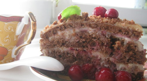 Шоколадный торт с вишней