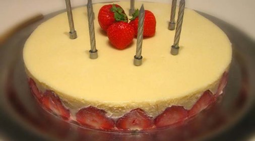 простой муссовый торт из белого шоколада с клубникой