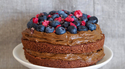 Шоколадный торт с ягодами