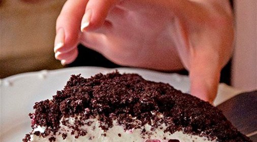 Шоколадный торт с фруктами и сливками