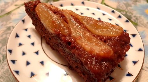 Шоколадный торт с грушами