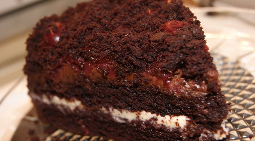 Торт шоколадный с кремом из молочного и белого шоколада