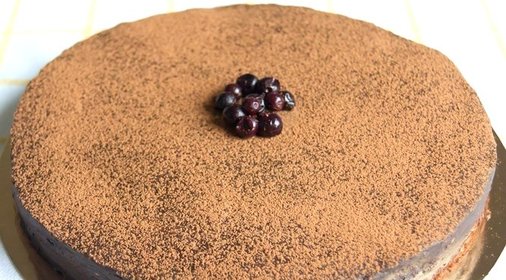 Шоколадный торт со смородиной