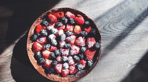 Шоколадный торт с ягодами