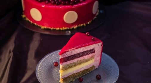 Торт-мусс с клюквой и пралине