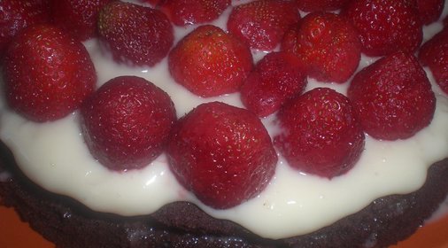 Шоколадный торт с клубникой