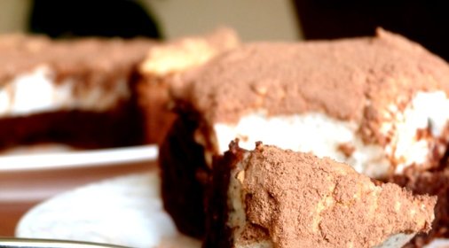 Шоколадный пирог с безе