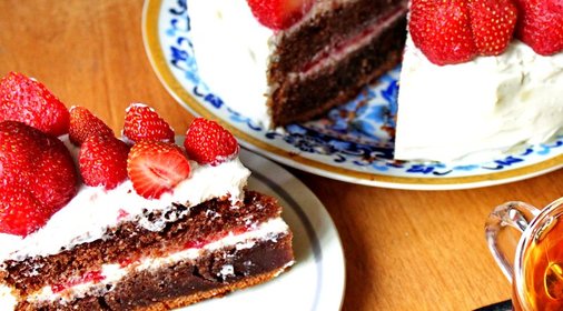 Шоколадный торт с клубникой и кремом из маскарпоне