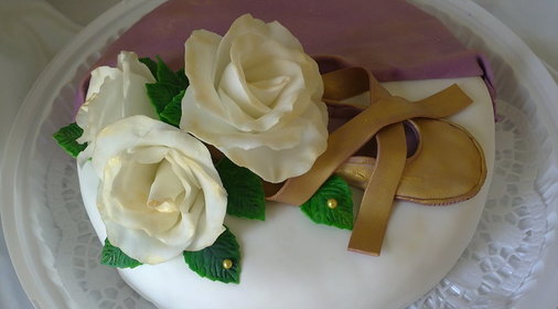 Торт из жаренного белого шоколада с вишней