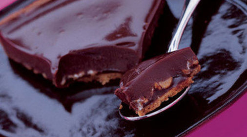 Шоколадный торт с арахисом