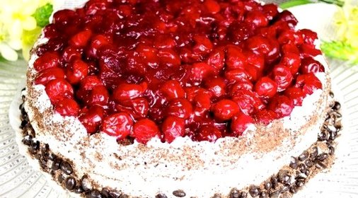 Шоколадный торт с вишней