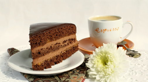 Шоколадно-кофейный торт с абрикосовым джемом