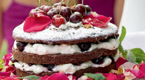 Шоколадный торт с черешней