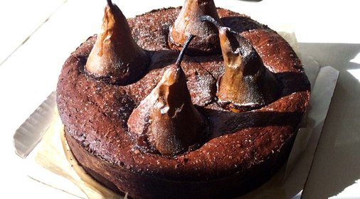 Шоколадный пирог-фондан с грушами и жидким центром